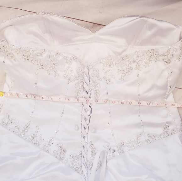 Gorgeous strapless beaded wedding gown - Picture 6 of 8